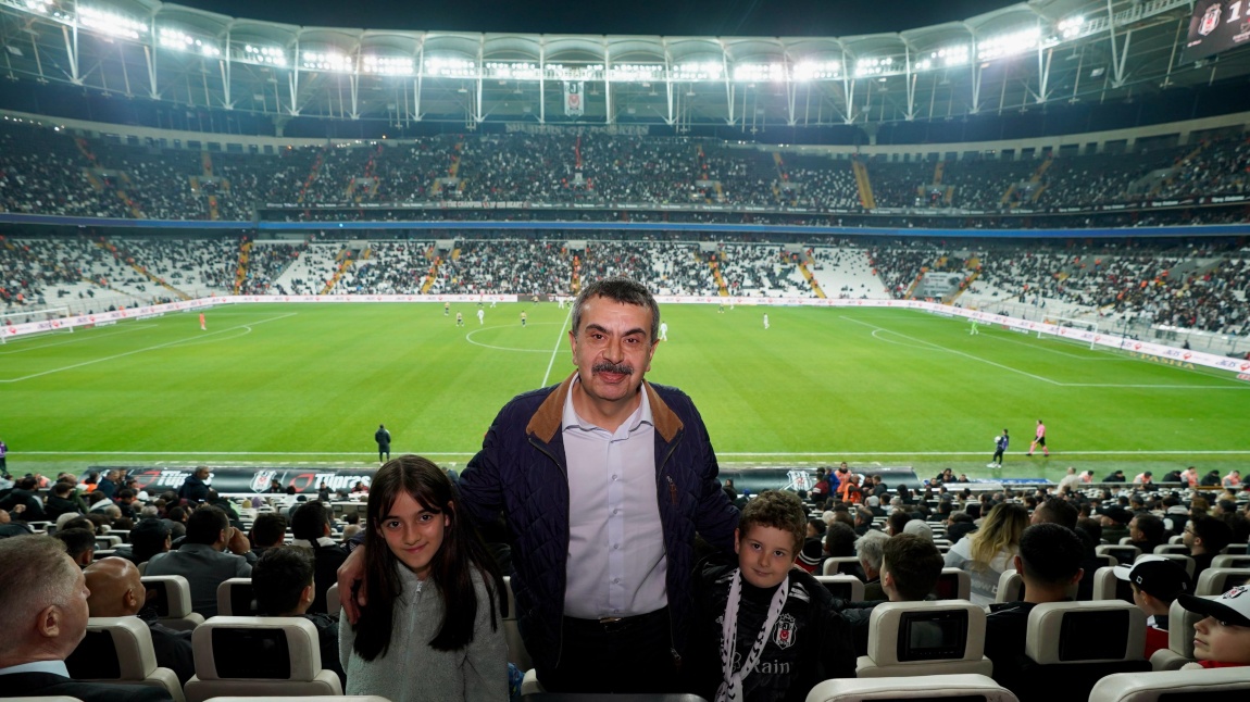 Milli Eğitim Bakanımız Sayın Yusuf TEKİN'in davetiyle öğrencilerimiz Beşiktaş- MKE Ankaragücü maçını sayın bakanımızla birlikte izlediler.